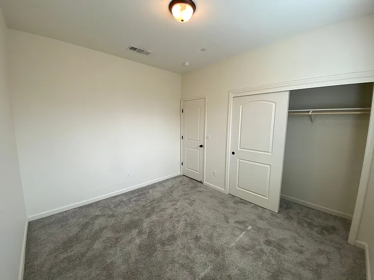 3212 N Noyes Ct — Photo 12