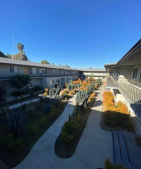 4620 Coliseum — Photo 1