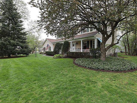 3rd image of 100 Old Orchard Ln
