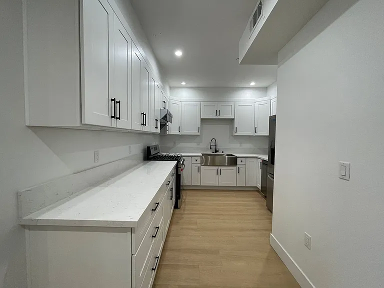 1340 W 37th St — Photo 30