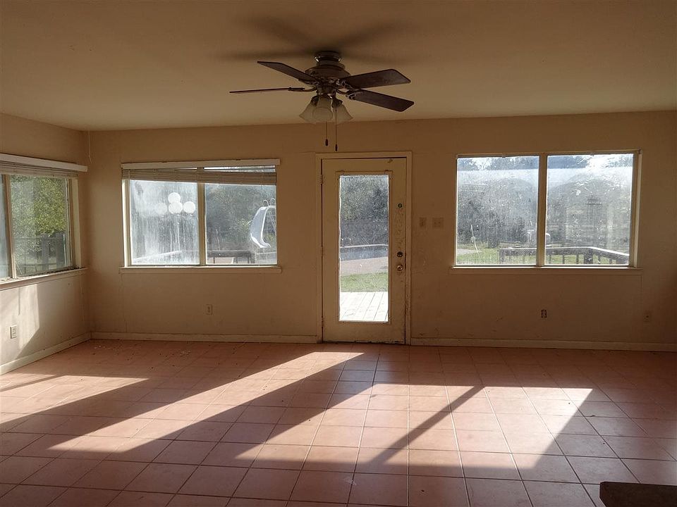 2nd image of 1300 Tamarisk Dr