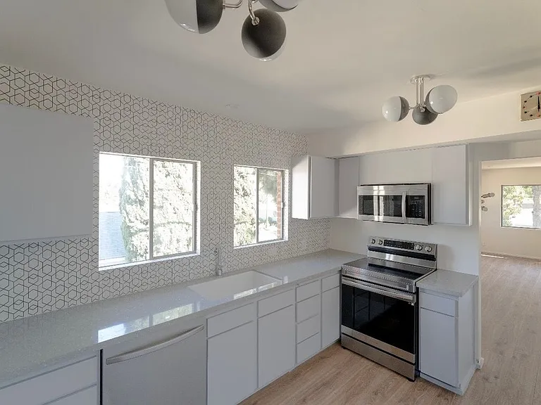 111 W 48th St — Photo 3