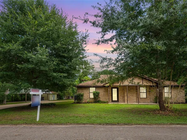 211 Brantley Ln, Magnolia, TX 77354