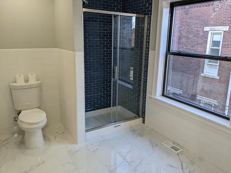 922 Catharine St — Photo 22