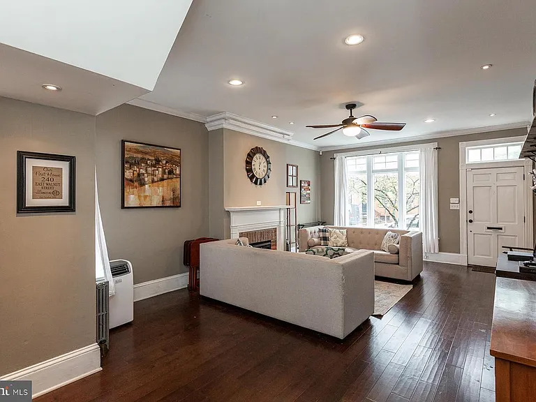 240 E Walnut St — Photo 4