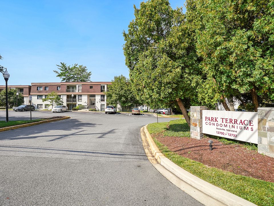 Convenient entry from Veirs Mill Road
