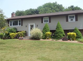18 College St, Clinton, CT 06413