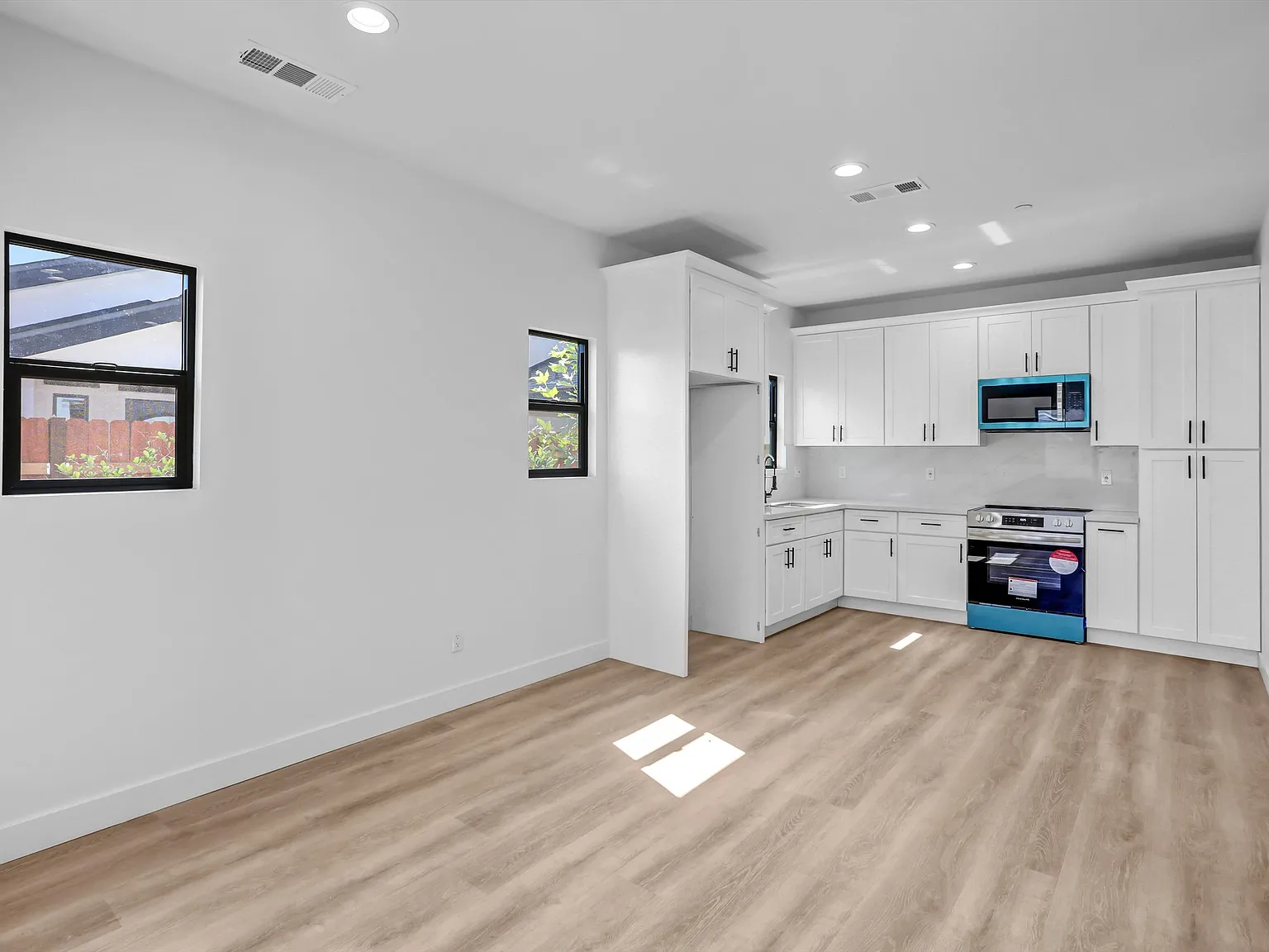3 bed, 781 sqft, $3,200 — Photo 4
