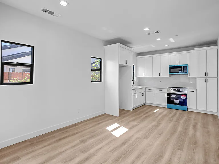 4437 Phelan Ave #B — Photo 4