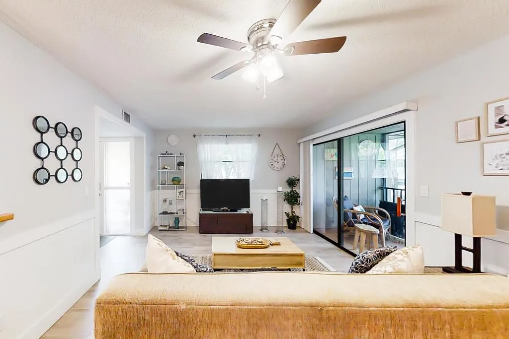 2 bed, 920 sqft, $1,800 — Photo 1