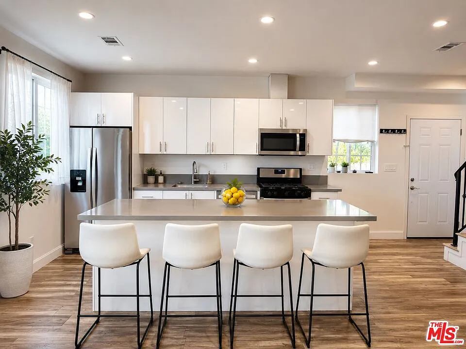 2 bed, 1.5 bath, 966 sqft, $2,950 — Photo 2