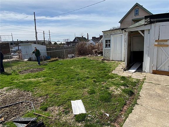 4th image of 3560 W 61st St