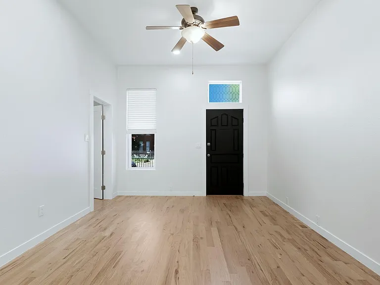 2446 Tremont Pl — Photo 2