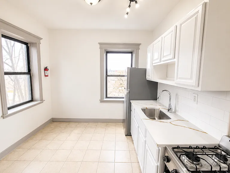 66-67 N Grove St #4A — Photo 1