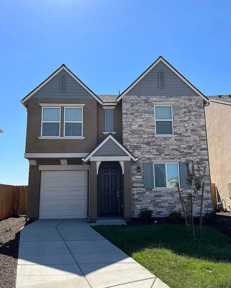 5 bed, 2.5 bath, $2,400 — Photo 1
