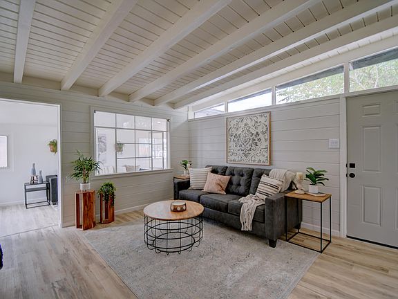 3rd image of 3023 Sierra Dr NE