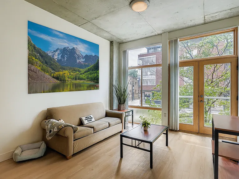 University Lofts — Photo 7