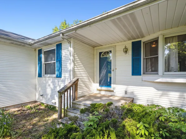 502 Woodland Dr, Buchanan, MI 49107