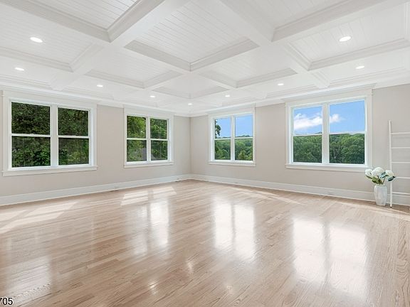 5th image of 107 Chestnut Ave
