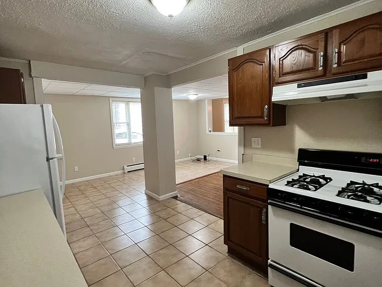 224 E Commercial St — Photo 18