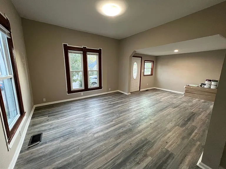 141 E Walnut St — Photo 8