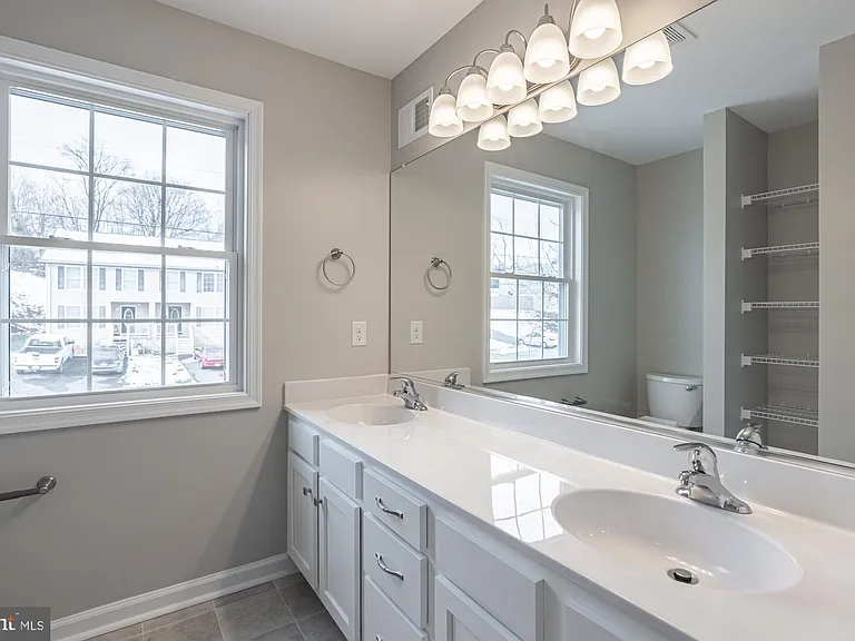 438 Hill St — Photo 14