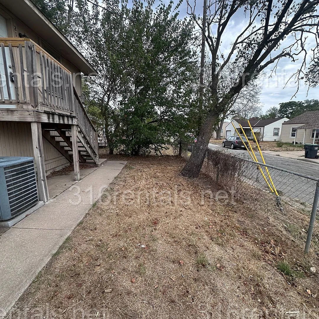 $950 - 2 bed 1.5 bath - Duplex within walking distance from Walmart — Photo 4