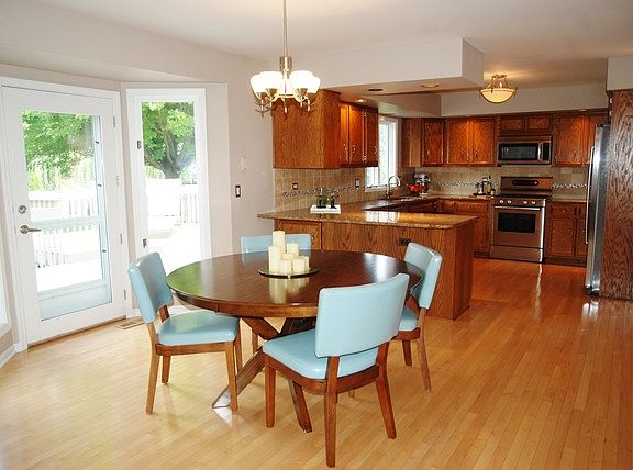 2nd image of 461 De Lasalle Ave