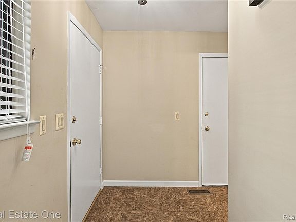 4th image of 32109 W Twelve Mile Rd