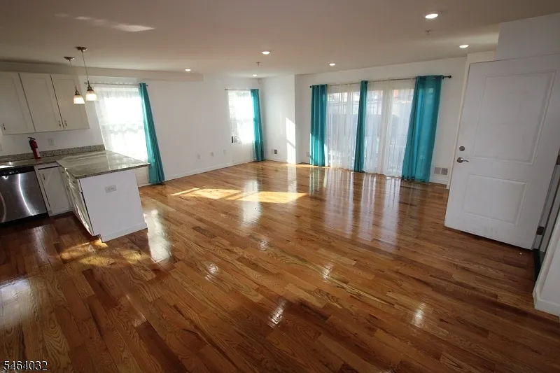 2 bed, 2.0 bath, $2,700 — Photo 4