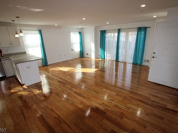 4th image of 106 Grove Ter
