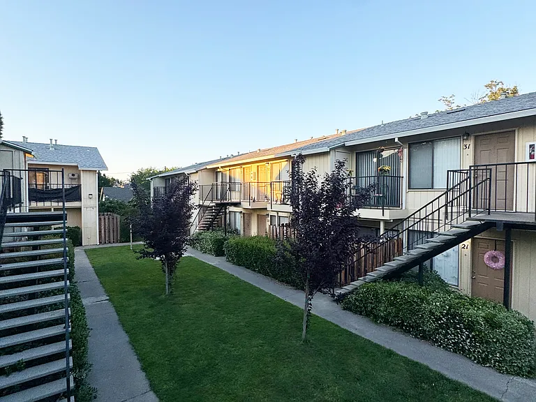 Walnutwood Apartments — Photo 43