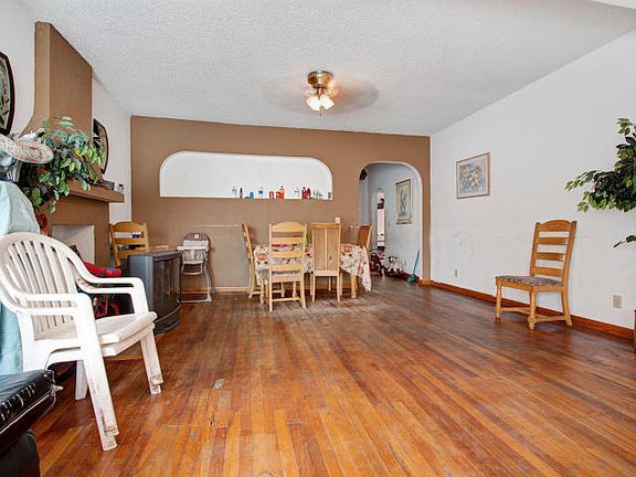 3rd image of 611 32nd St