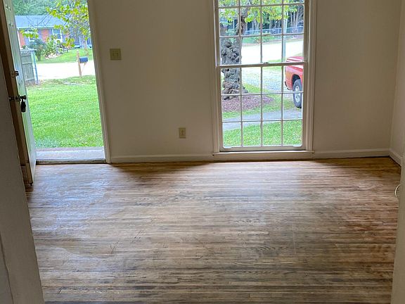 Looking from Kitchen Thur living room to front yard