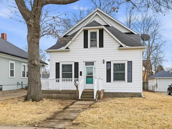 911 Franklin St, Pella, IA 50219