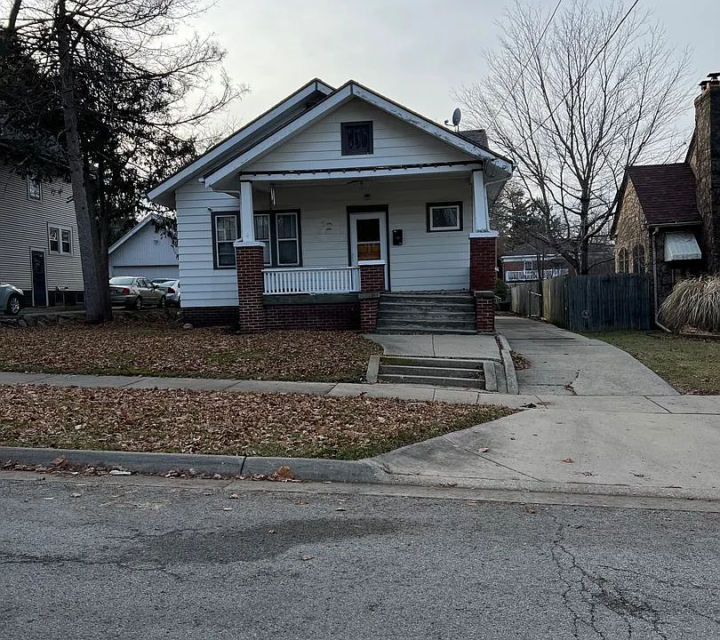 132 N Chicago Ave
