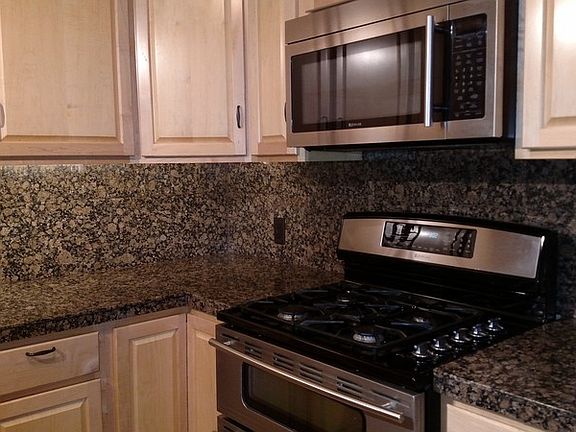 gas stove and microwave
						:
						Jennair