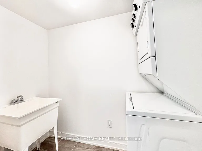 16 Blue Forest Cres — Photo 21