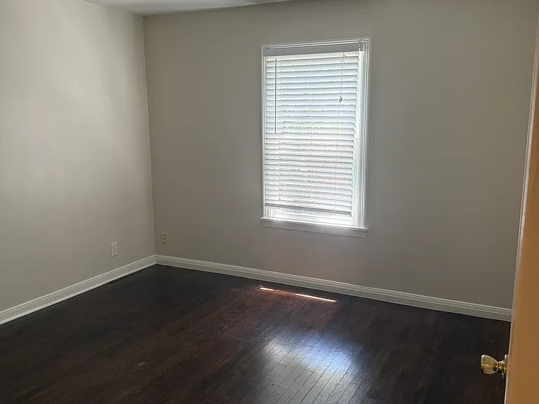 Middle bedroom