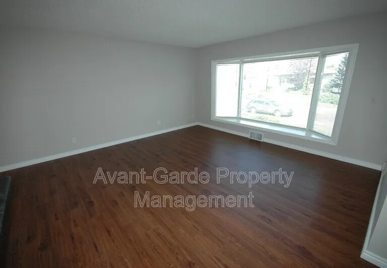 11635 111a Ave NW — Photo 4