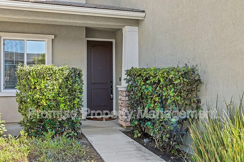 5 bed, 3.0 bath, 3169 sqft, $5,500 — Photo 2