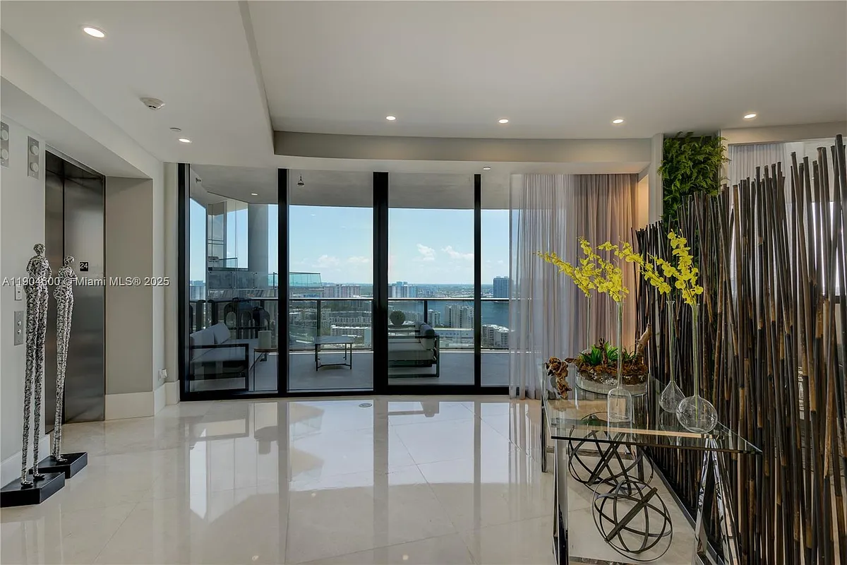 Building Photo - 18555 Collins Ave #2403