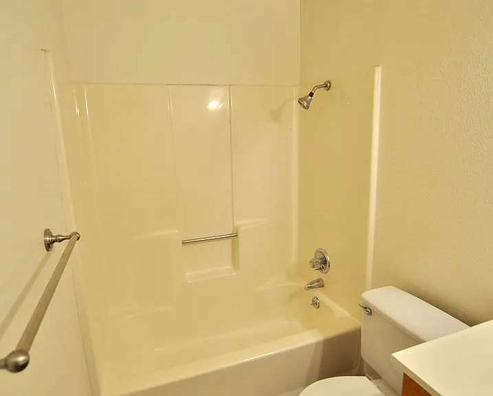 511 W Oak St #14 — Photo 12