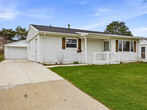 1051 Clifton St NE, Cedar Rapids, IA 52402