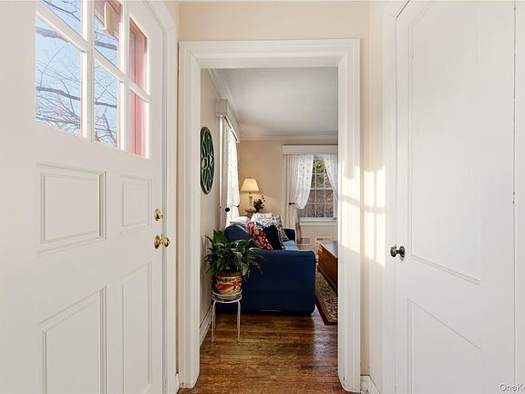 4th image of 164 W Neck Road