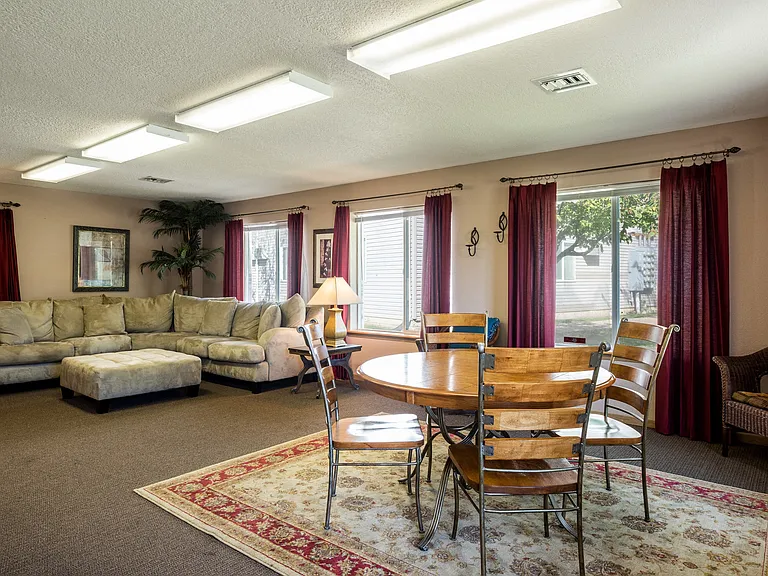 Ashford Apartments — Photo 17