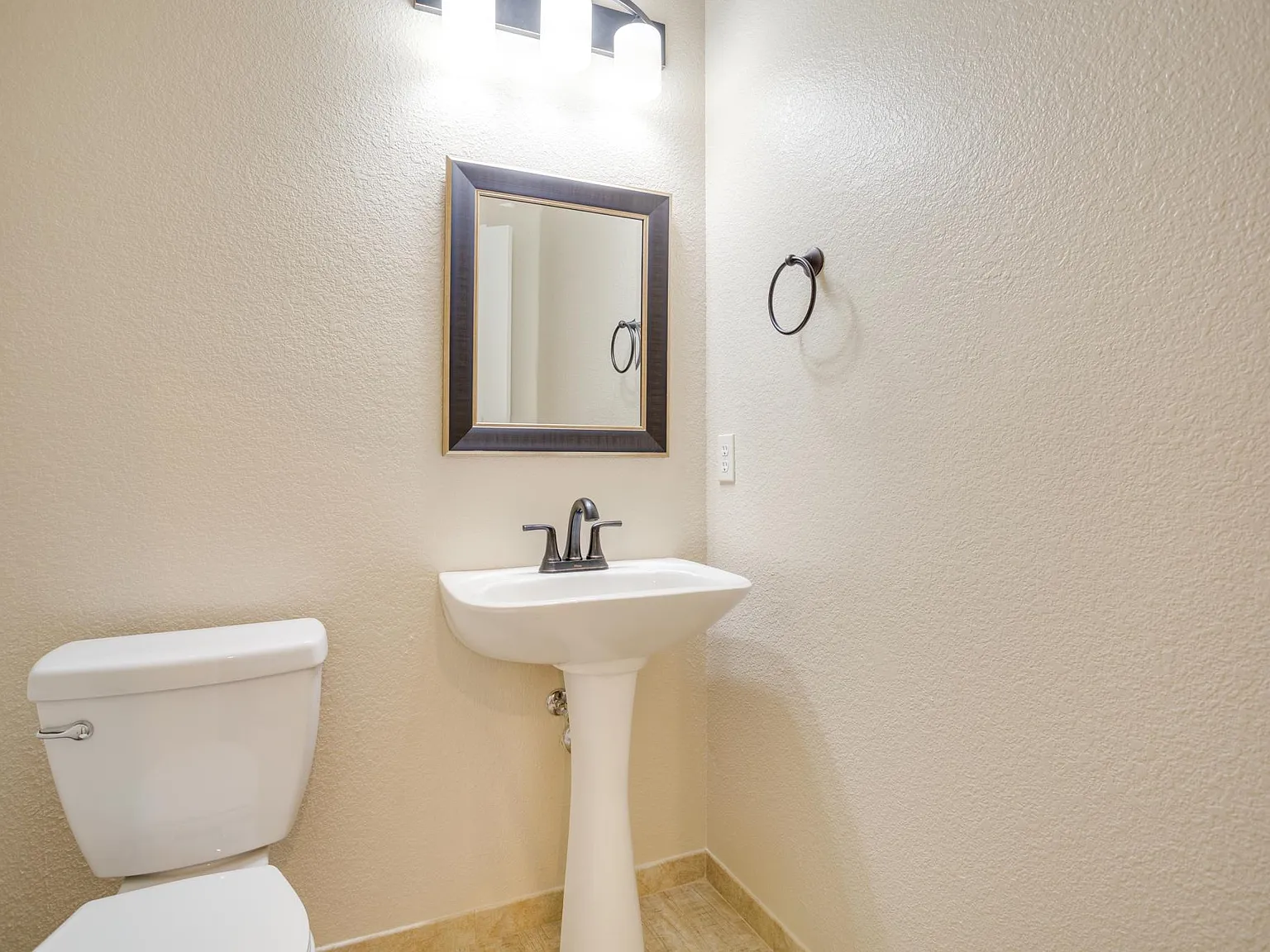 4 bed, 2552 sqft, $2,700 — Photo 4