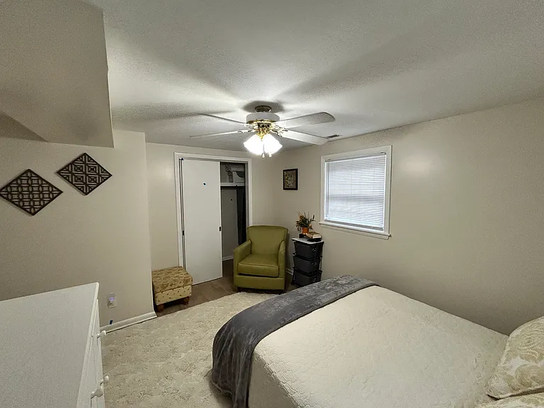 913 Rockland Ave — Photo 11