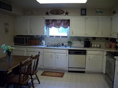 Everything at your fingertips in this cozy eat-in kitchen! Dishwasher, refrige