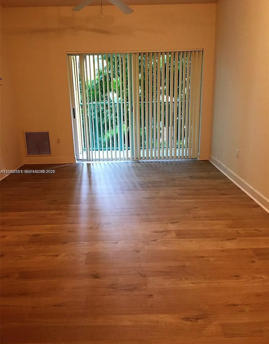 Valencia Condo — Photo 4